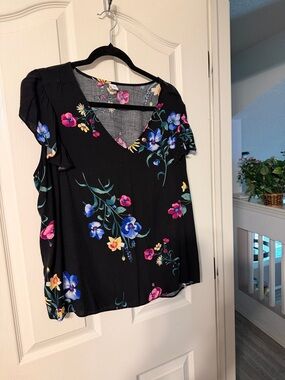 Old Navy Black Floral V-Neck Flutter Sleeve Blouse